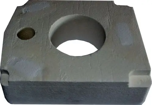 Isolierstein in rechteckiger Form mit zentralem Loch und einer kleinen Bohrung, wahrscheinlich für Kesseltüren. Produkt von Wolf, geeignet für spezifische Heizsysteme.